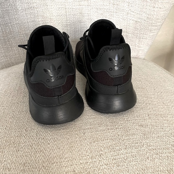 Black Adidas 🖤 - Picture 4 of 9